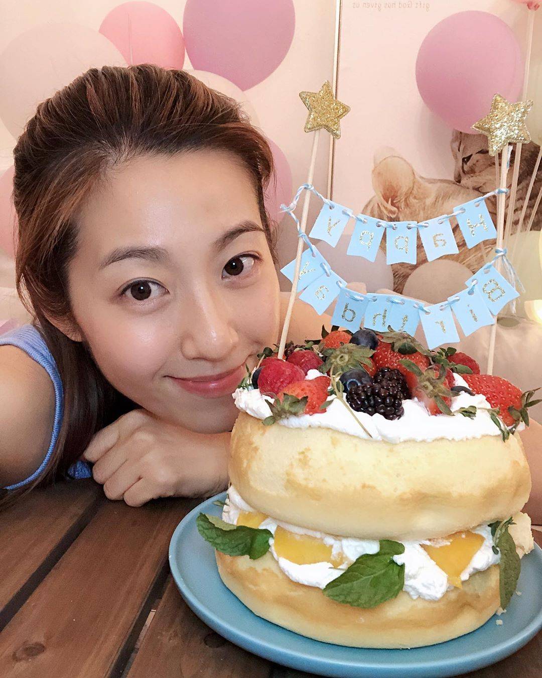 近來愛上整甜品的陳自瑤，早前囡囡生日，她首次焗製雙層蛋糕送給囡囡，未知7月7日王浩信生日，YoYo又有乜表示呢？