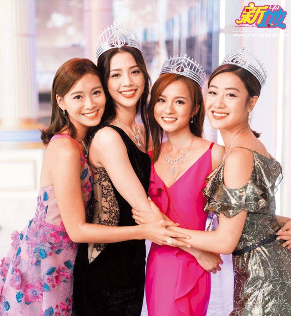 食腦喪B 陳曉華前年參選香港小姐奪冠並獲得「 我最喜愛佳麗獎 」，同屆亞軍兼「 最上鏡小姐 」得主為鄧卓殷（右二），季軍為丁子田（右一），陳靜堯則是當屆「 友誼小姐 」。