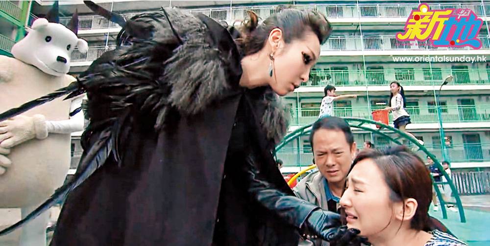 吳嘉儀在《 金宵大廈 》中飾演專捉小朋友的「 鴉烏婆 」一角，與今次《 迷網 》女主角高 Ling（高海寧）有過令人印象深刻的對手戲。