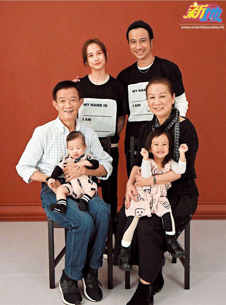 簡嫚書在2017年嫁給比她大十歲的髮型師老公雲昌隆（後排右），婚後先後誕下兩名女兒「雲大」和「雲二」。
