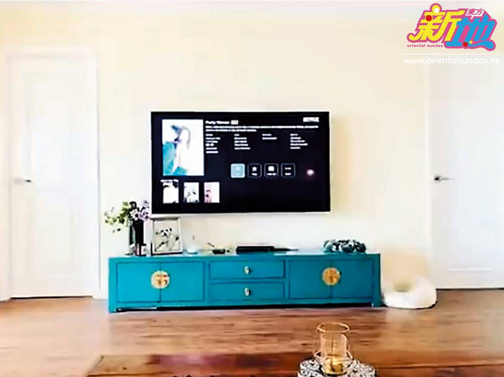 黃智賢 巨型客廳中央只簡單放置一個藍色電視櫃，空間感十足。