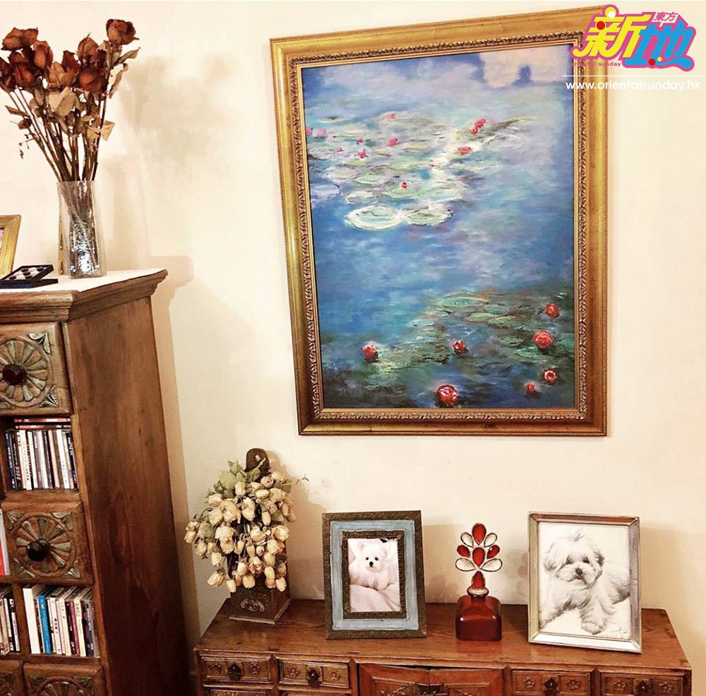 黃智賢 作為全職畫家，黃太嘅畫作布滿全屋每一個角落，一室充滿藝術色彩。