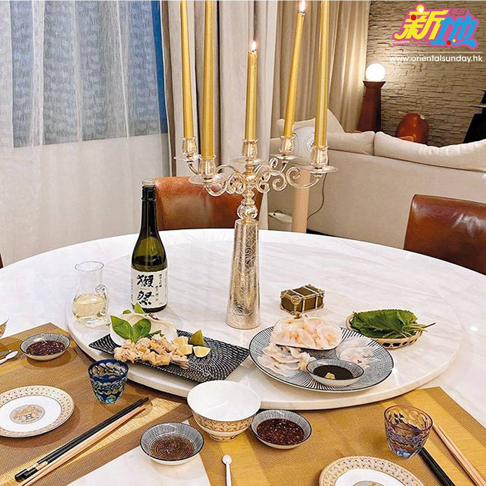 林夏薇 飯廳有一張設有轉盤的雲石大圓桌，中間擺上燭台，便可以享受一餐浪漫的燭光晚餐。