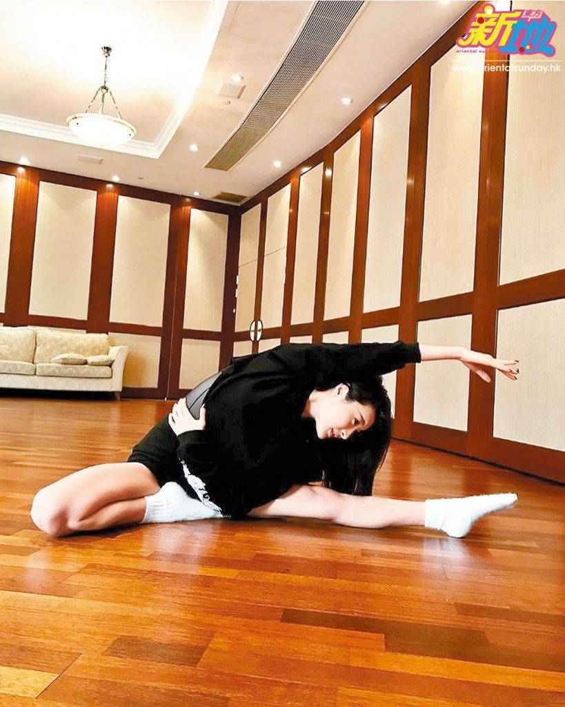 偌大練舞室有木地板、梳化和一面鏡牆，方便林夏薇隨時在家中練舞Keep Fit。（圖片來源：東方新地照片庫）