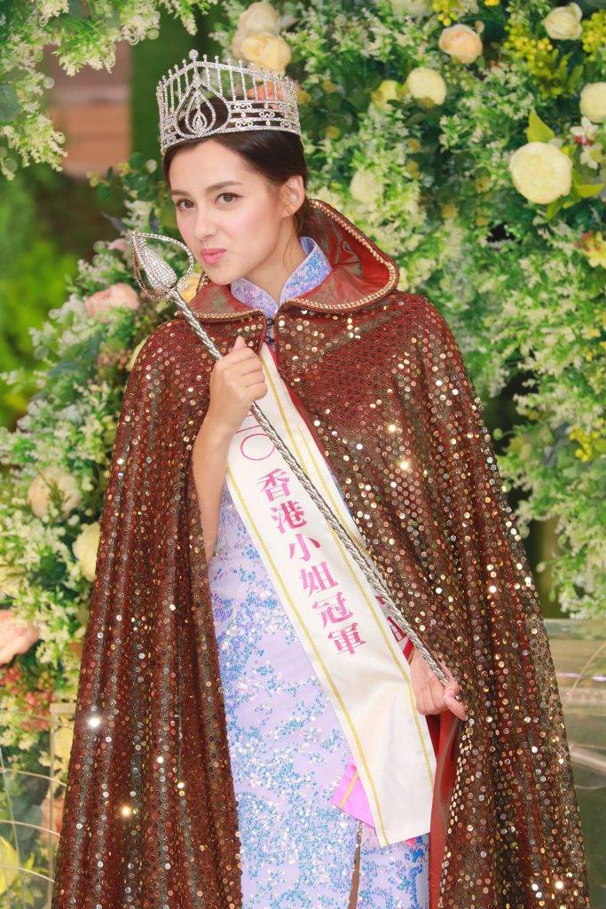 香港小姐2020 8號謝嘉怡五官標緻、笑容甜美、性格可人，現場不少藝員嘉賓都睇好佢，宣布賽果前不少大叫8號，甚有觀眾緣。