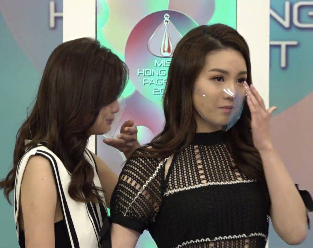 香港小姐 郭柏妍（左）和羅雪盈替未能晉級的候嘉欣感可惜，齊齊變喊包。