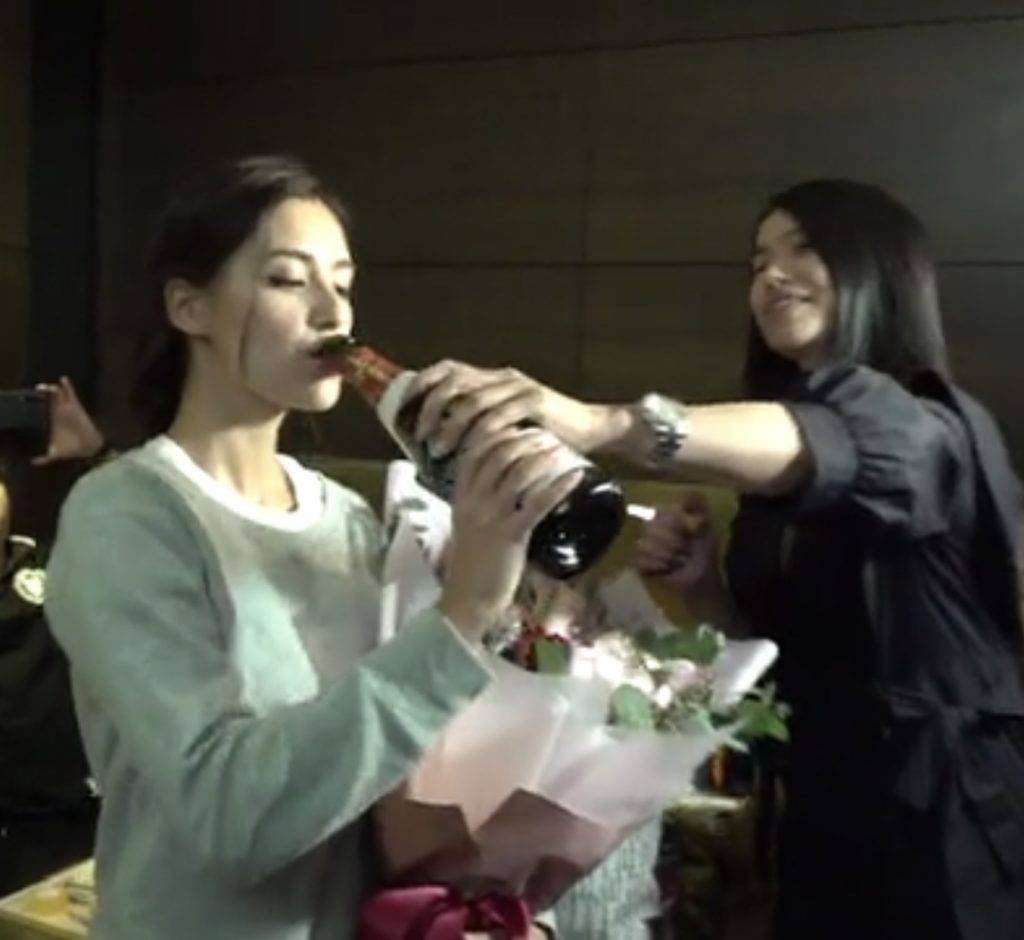 香港小姐2020 謝嘉怡姑姐為她灌香檳，姑姐原來是落選佳麗源菲然的媽媽。