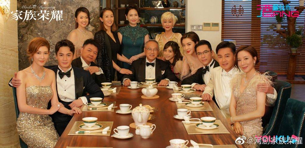  楊怡謙謙夫妻檔正在內地拍攝網劇《家族榮耀》，同劇演員還有張智霖、李彩華、黃浩然等。