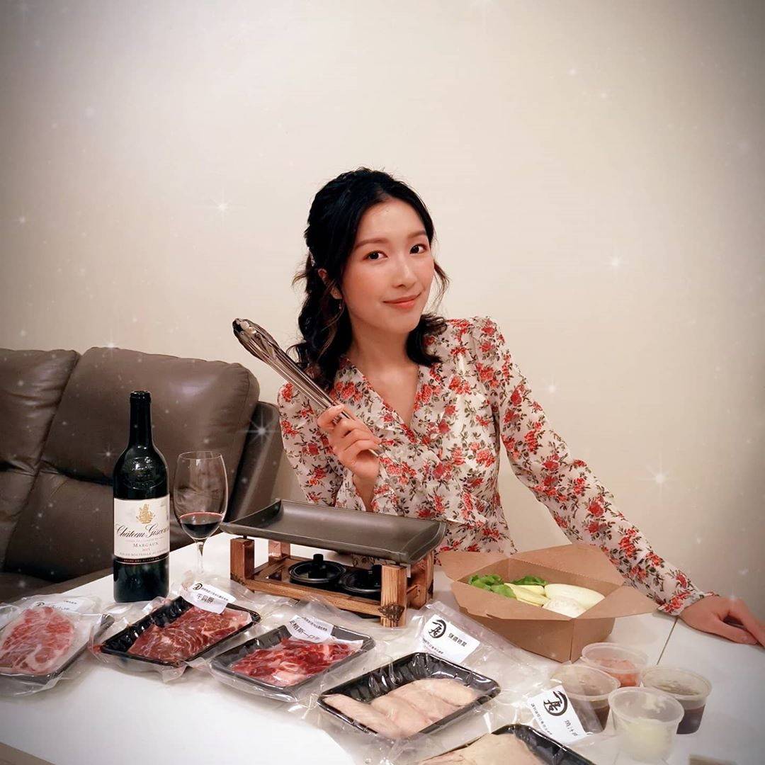 郭嘉文 身為超級富豪女友，Karmen當然識飲識食，喺屋企叫外賣玩日式燒烤，嘆埋紅酒認真識享受。