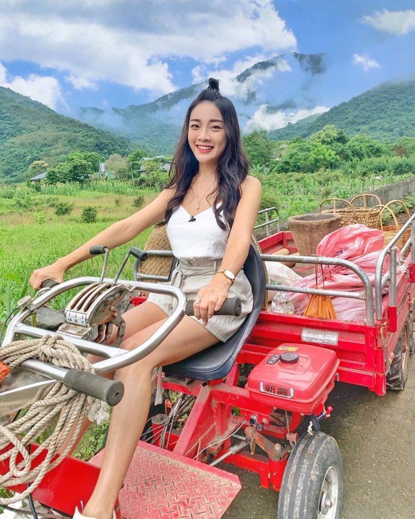 《在夏天出發》25歲台妹陳瑜心S身形吸客 模特兒轉型做旅遊節目主持勁吸睛