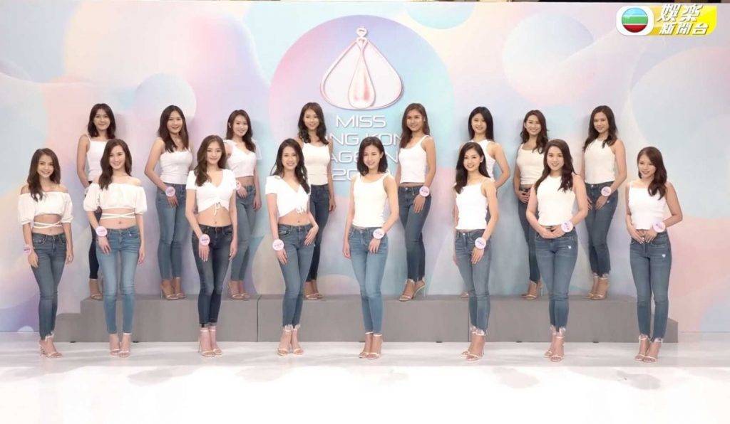 亞洲小姐2020 之前港姐第一次開網上記者會宣布入圍佳麗，都係著白色Tee加窄牛仔褲，估唔到亞姐跟到十足。