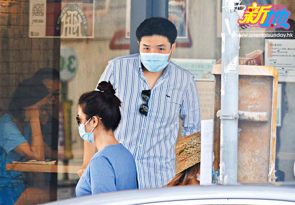  原本Justin在新加坡醫院擔任顧問醫生，不過為陪老婆朱千雪在港工作，Justin已將生活和工作基地移到香港。