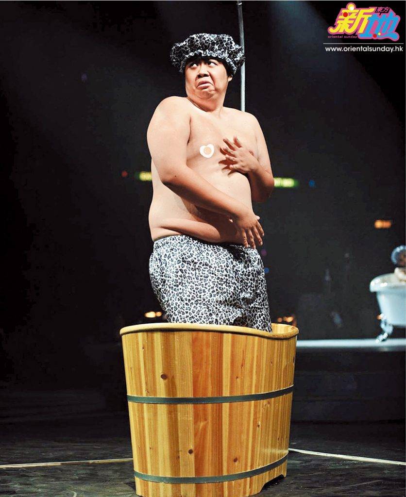  2009年嘅「肥仔東」曾經喺歌神許冠傑演唱會中表演，大晒豬腩肉。