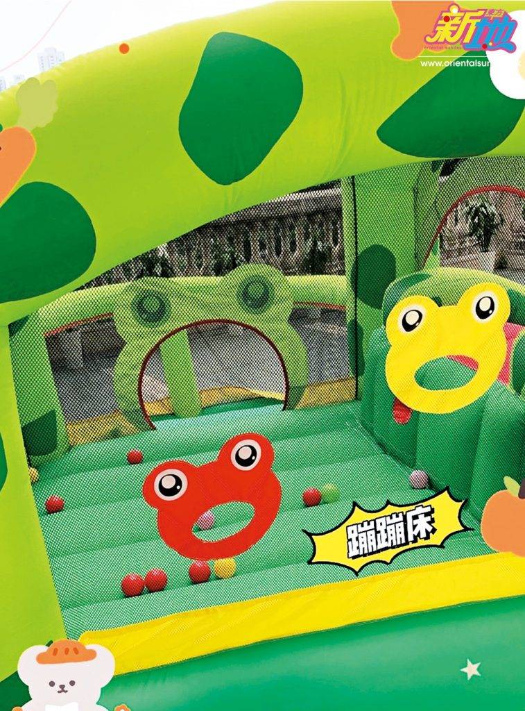 方媛 天台地方寬敞，可放置大型兒童彈床，綠色的彈床以青蛙做主角。