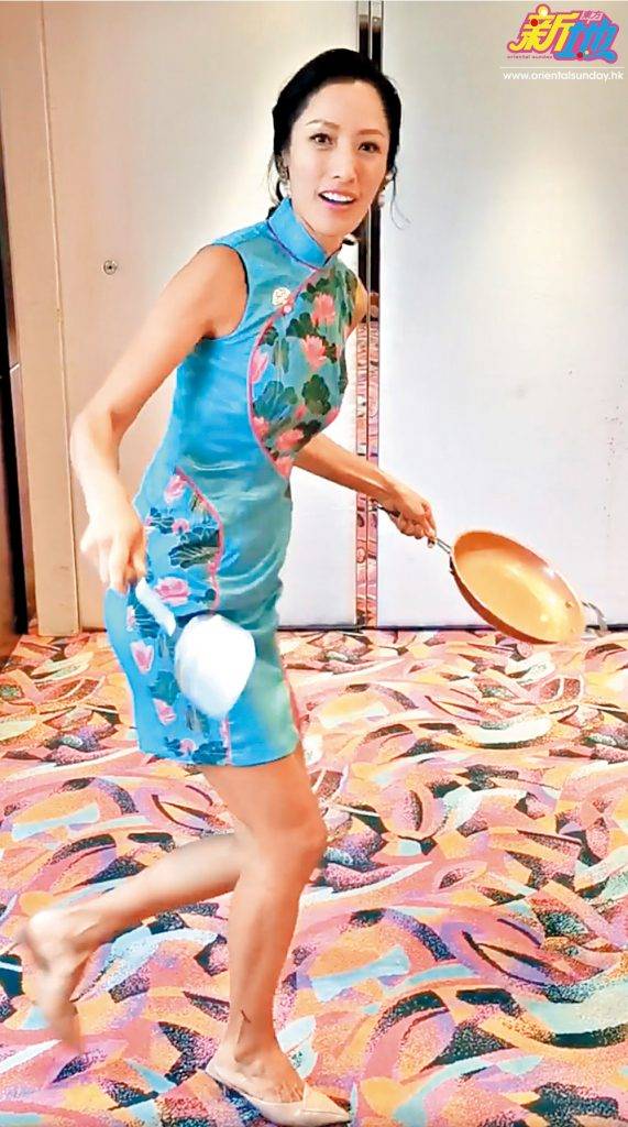 飛虎3壯志英雄 蔣怡 Coco日前響應本地旗袍設計師號召，拍攝穿著旗袍做運動的影片，而Coco除了著上貼身的旗袍外，更揸住一個平底鑊和一隻鑊鏟來打乒乓波，展示出另類的控球技巧。