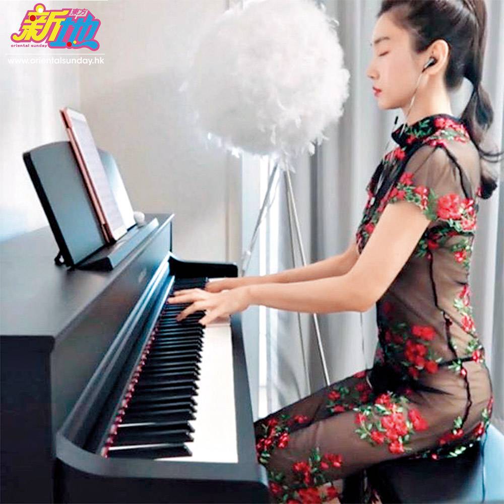  Leezy曾穿著喱士睡衣跳舞，近日又以惹火透視裝表演彈鋼琴，成功在YouTube上吸引了近24萬個訂閱者。