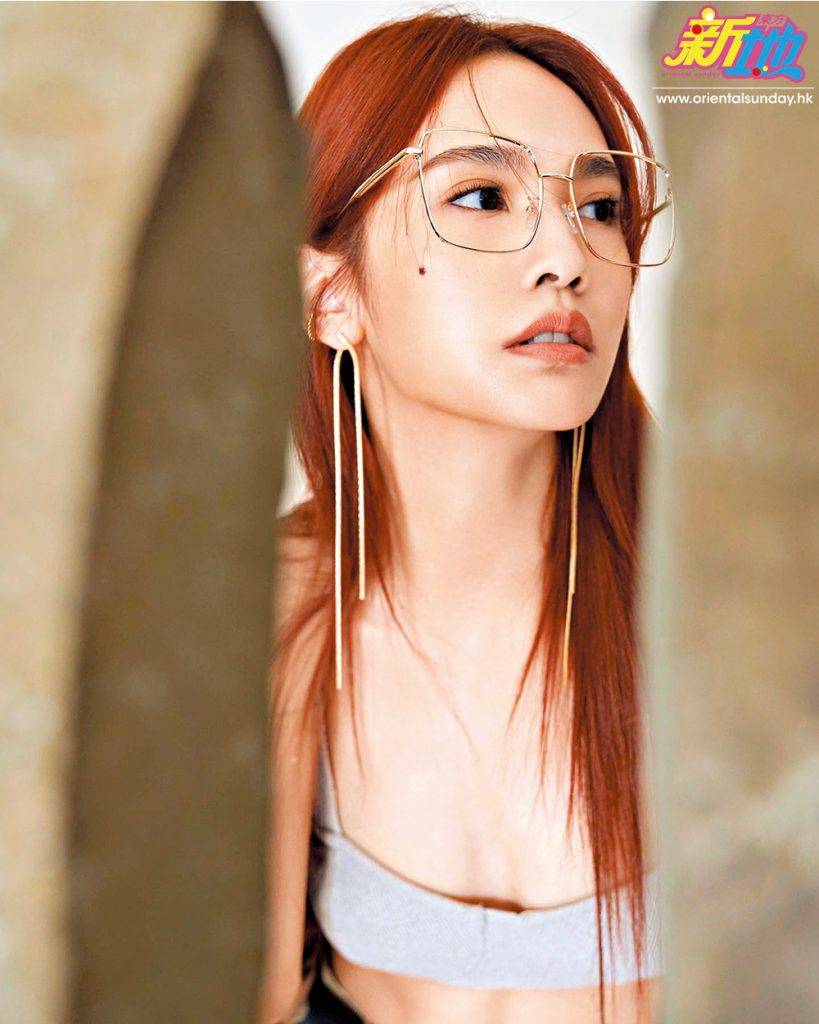  楊丞琳最近為代言品牌的新服裝系列不時大晒性感靚相，其中更有戴上眼鏡的造型，充滿斯文氣質。