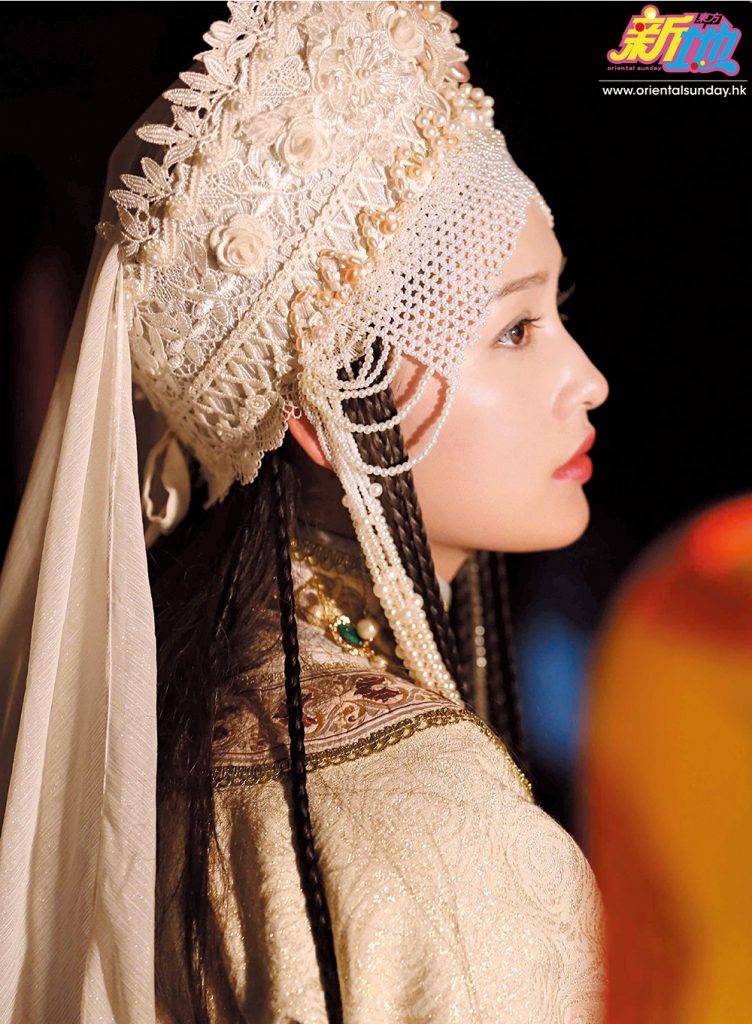  在前年由周迅和霍建華主演的宮廷劇 《如懿傳》 中，李沁飾演深受乾隆寵愛的 「容妃」 寒香見，令她獲得 「最美香妃」 的稱號。