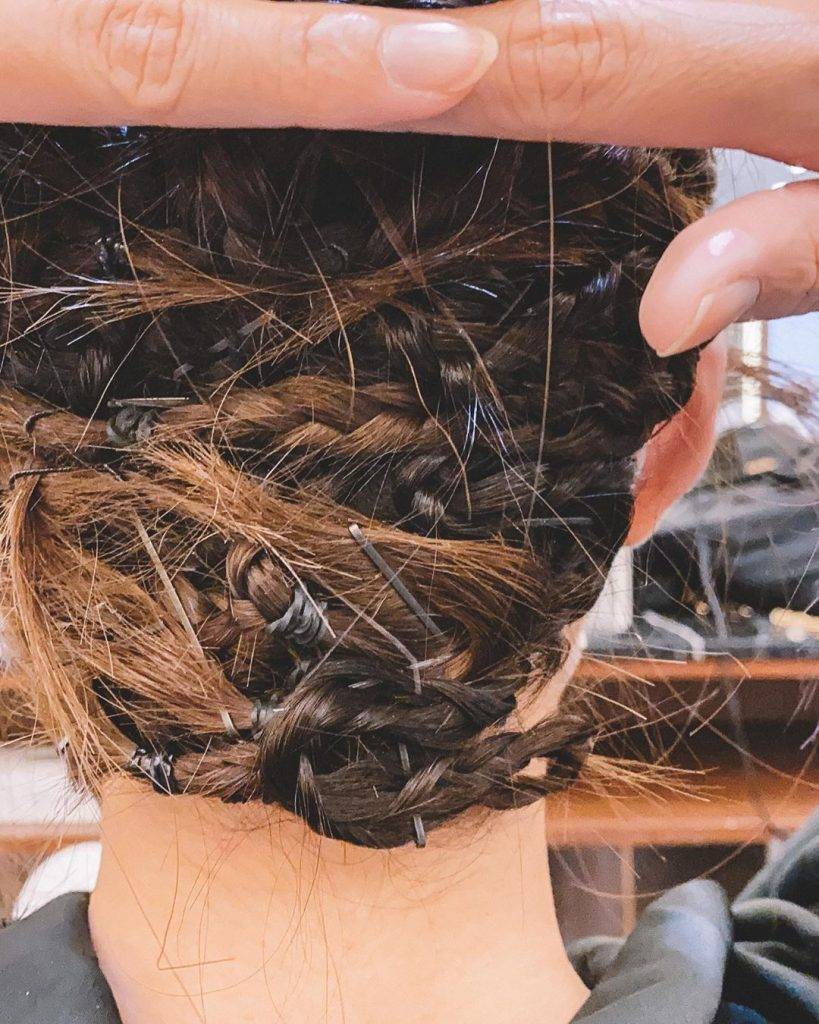 江嘉敏 更展示如何將長及肩的頭髮收起，過程十分費時。