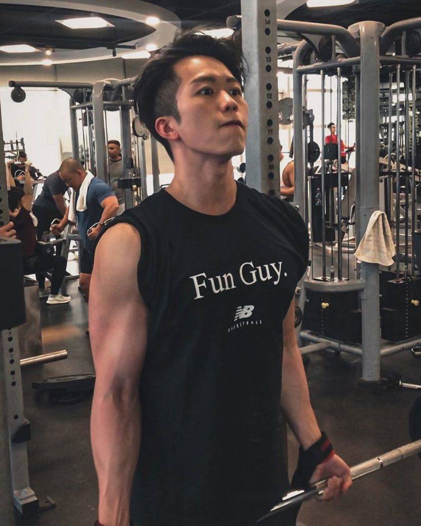馮盈盈 鄭衍峰身兼健身教練，不少藝人跟他操練，他亦不時在IG晒操肌過程。