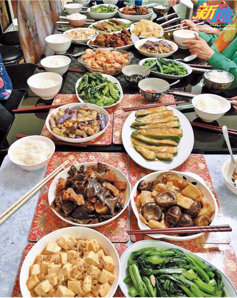  胡杏兒家中擁有一張超長餐枱，可以供十多人圍坐一枱，最適合一家人節日「 飯聚 」。
