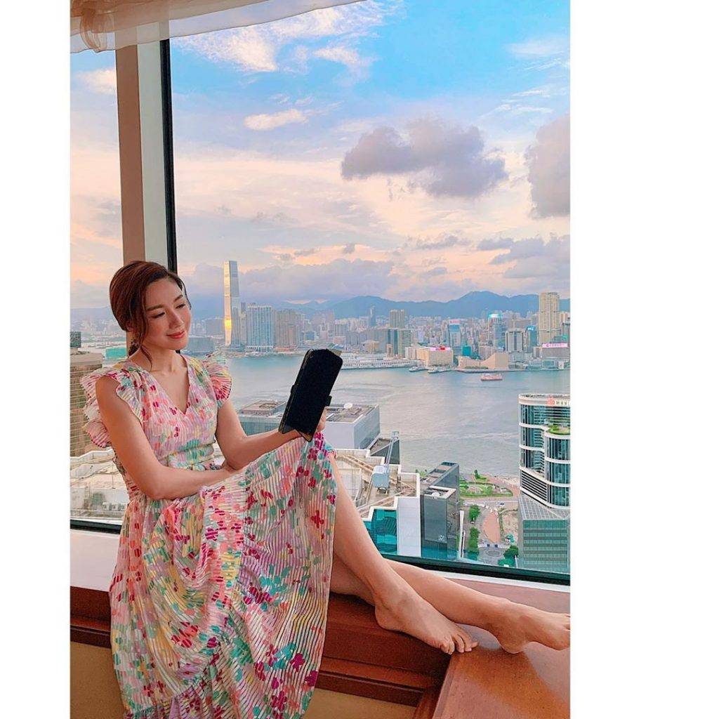 李施嬅去Staycation竟然帶劇本同行，佢在IG留言：「有這個美景，單獨同劇本的約會都變得浪漫💕。 香港真美。」
