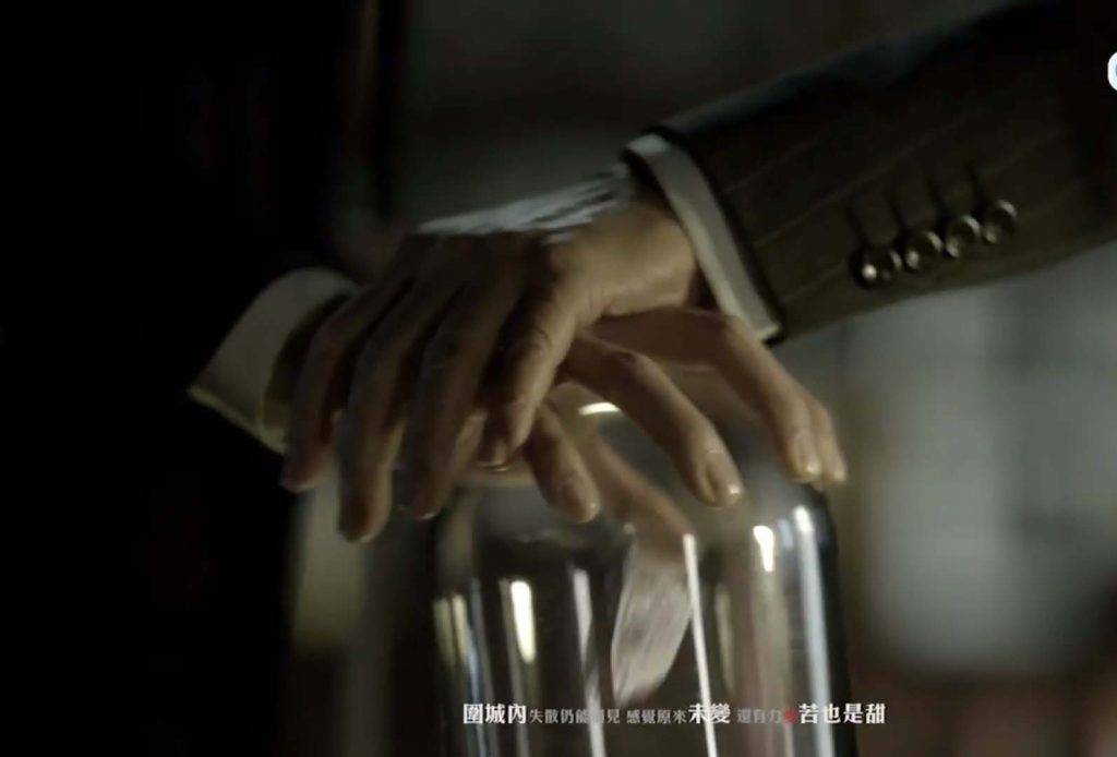 《踩過界2》宣傳中，秦沛手撳實王浩信隻手，阻止他把飛蛾放出。