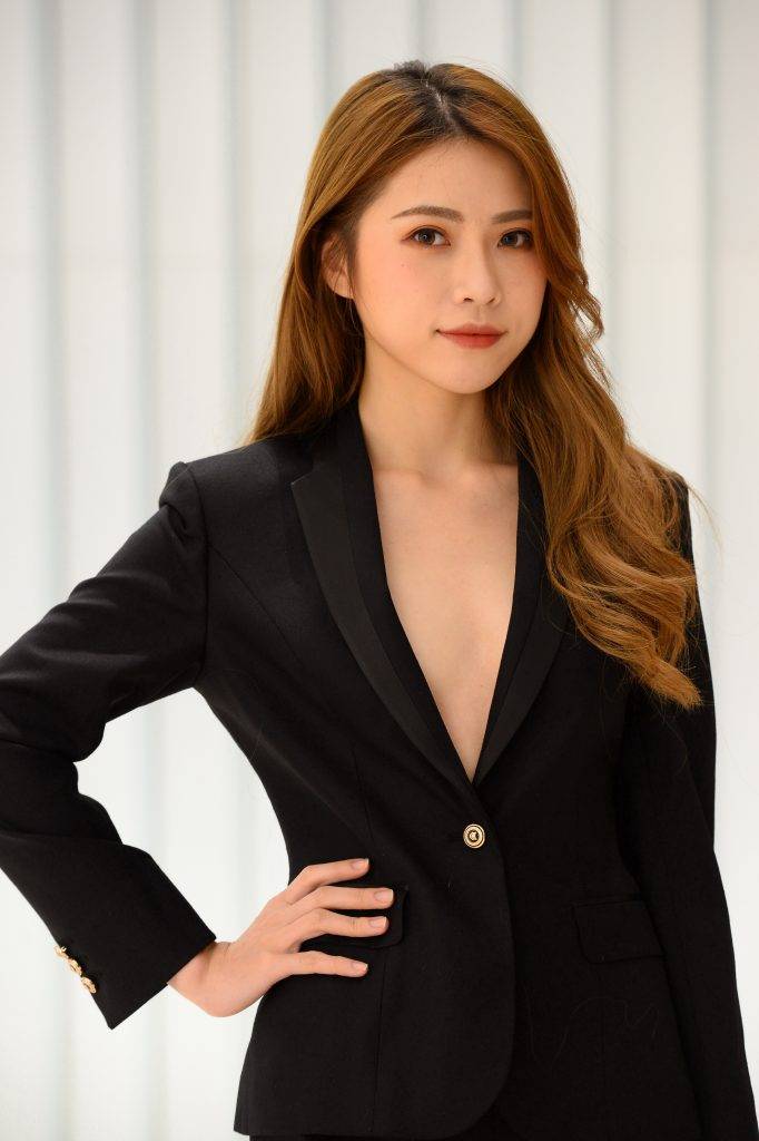 亞洲小姐2020 10號蔡小蝶西裝衫領大開，一樣冇嘢睇。