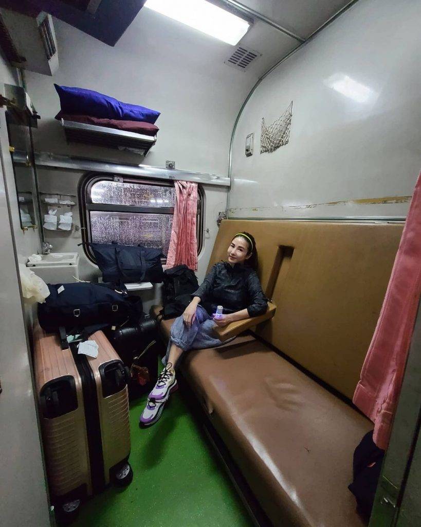 經過隔離可以自由行，梁雪湄轉乘火車去蘇梅島，在車廂內脫罩，防疫意識開始鬆懈。