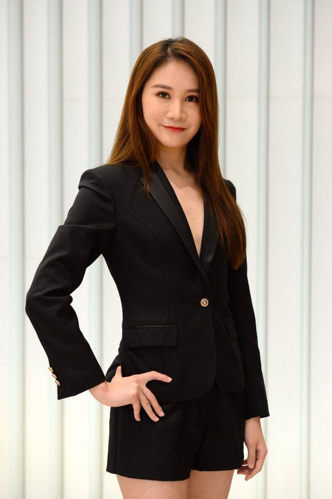 亞洲小姐2020 15 趙桐恩似保險公司員工影證件相。