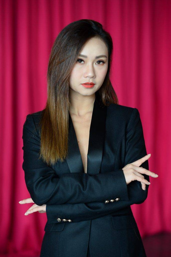 亞洲小姐2020 1號練樂儀的西裝照搵條罅仔抖吓氣都冇。