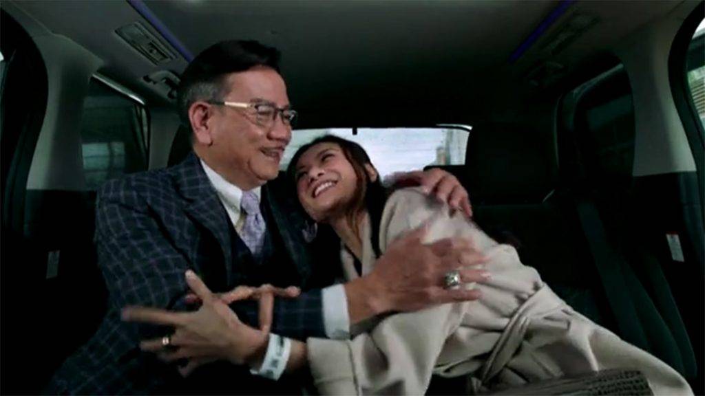 踩過界2 潘翁在《踩過界2》飾演富豪陳鴻燊，包養患有心臟病的大波女星姚敏(趙碩之飾)，二人打得火熱。