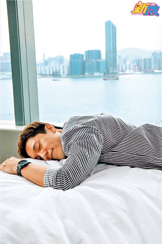 吳偉豪早前在社交網貼出多張單人相，透露自己終於能夠在香港的酒店潮玩Staycation歎番晚，原來照片全部都出於女友視角，難怪瞓床瞓得特別冧。