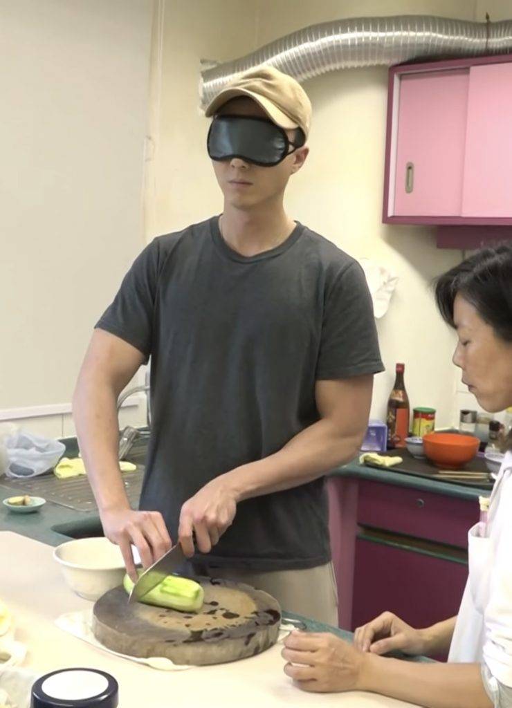 踩過界2 王浩信第二次飾演盲人，但仍同張曦雯一起到來上堂，重拾做盲人的感覺，並學習切菜煮飯。