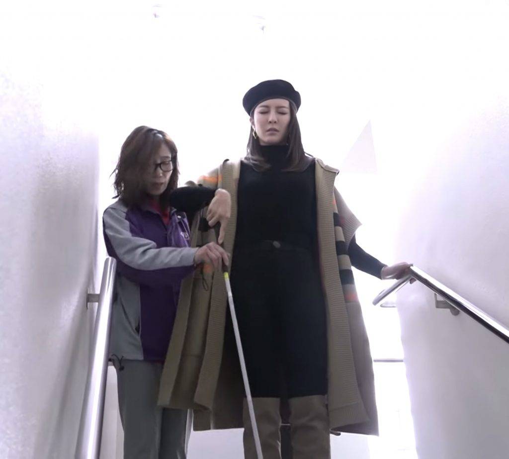 張曦雯拍攝《踩過界2》前，特意到香港盲人輔導會上堂學習盲人生活的日常技能，在老師教導下學習用行樓梯。