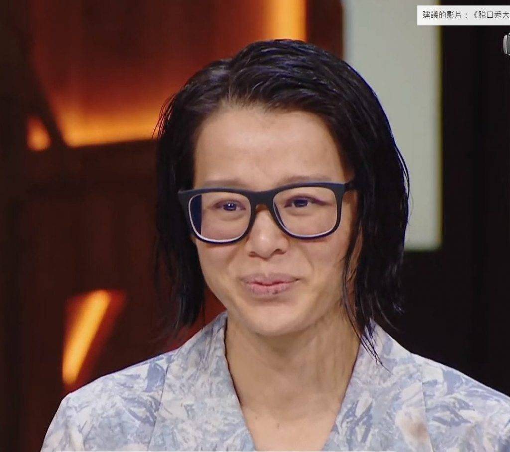 胡杏兒最近在內地節目《演員請就位2》全素顏上鏡，一頭油膩頭髮、超高額真面目示人，在香港真是難得一見。