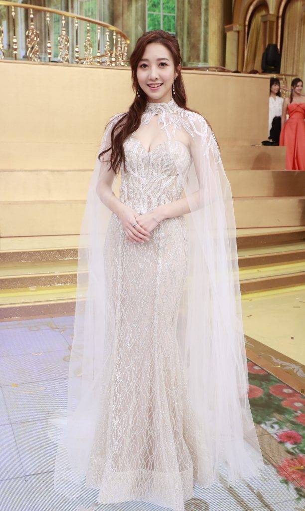 TVB台慶 何依婷全身照，成最TVB台慶最索女司儀。