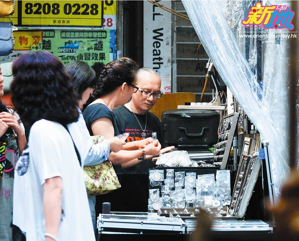 高 Ling的父母本來在旺角女人街賣銀器，辛苦多年等到高 Ling有能力養家，兩老近年已退休。