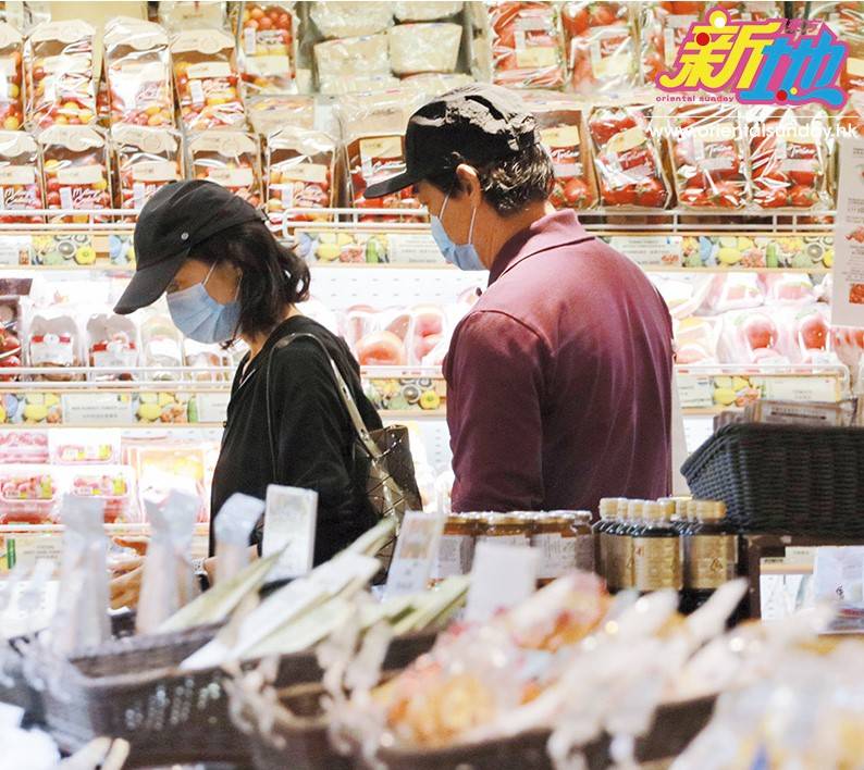 劉青雲 青雲夫婦非常注重健康飲食，當日兩人在超市主攻有機食物，郭藹明細心在蔬菜櫃揀買有機番茄。