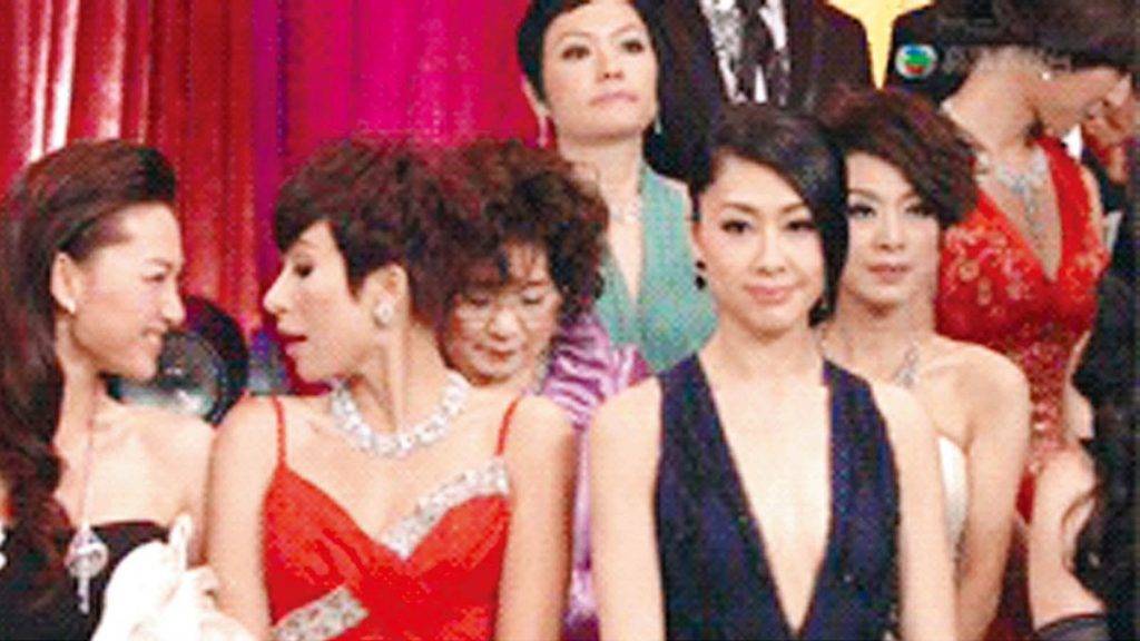 楊怡同胡定欣10年前曾經傳不和，2010年TVB台慶頒獎禮上，鏡頭剛巧影到楊怡疑似用肩撞身旁的胡定欣，鏡頭完整捕捉了藐爆表情，楊怡更刻意擰歪面，與另一邊的徐子珊言談甚歡。（電視截圖）