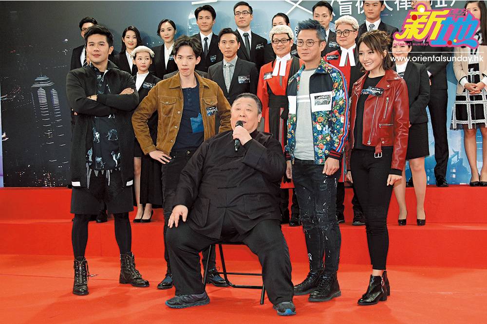  早前出席劇集宣傳活動時，劉溫馨穿著一身紅色皮褸襯黑衫黑褲現身，雖然未有騷身材，但依然吸睛。
