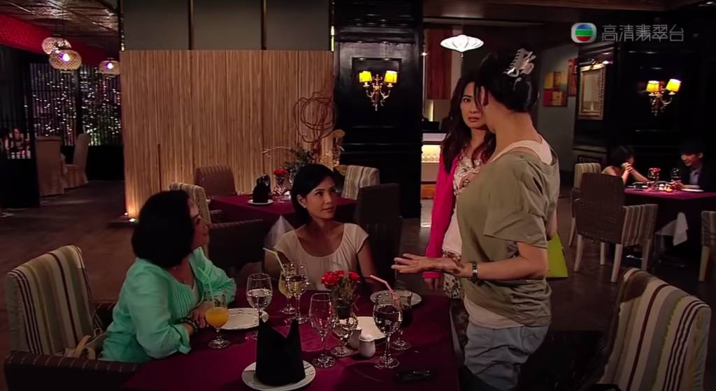 女人俱樂部 小詩及金燕受到朱莉的邀請外出吃飯，卻在途中有驚人發現