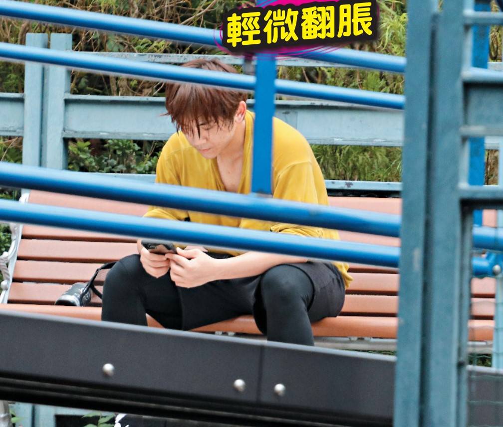 姜濤 在維園運動近一小時，姜B在長凳坐下休息，可惜呢個角度睇，姜B體形確實比前略胖，難怪他要加緊急操。