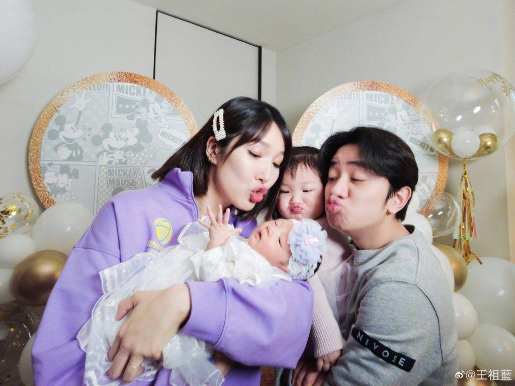 王祖藍與李亞男的細女Haley在12月15日出世，一家四口幸福影合照，齊齊嘟嘴扮錫BB。