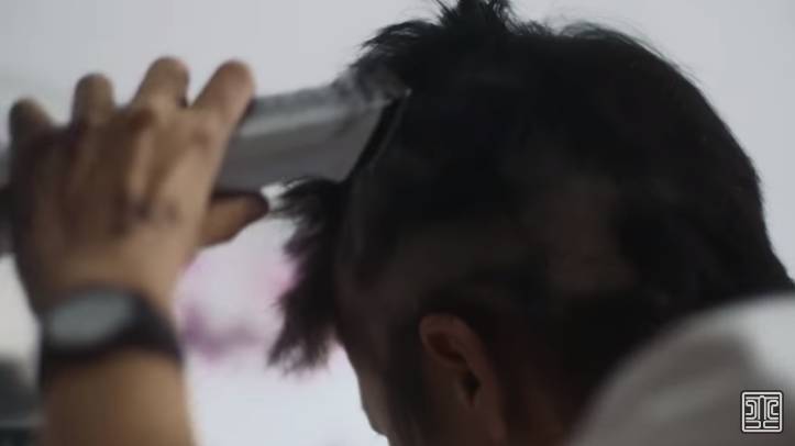 調教你MIRROR 鍾雪瑩在MV中即場把自己的頭髮亂剷！