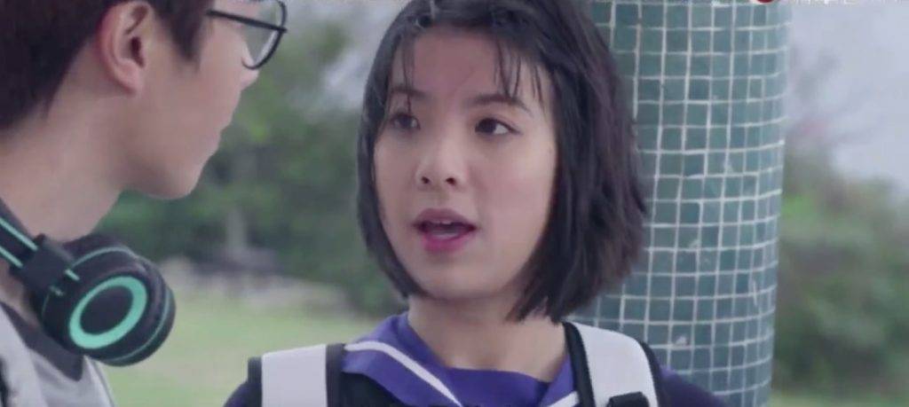 鍾雪瑩在《香港愛情故事》第8集以學生妹造型出場。