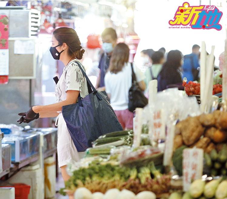  行入九龍城街市前，單文柔戴上防疫手套，買了大量蔬菜及肉類。