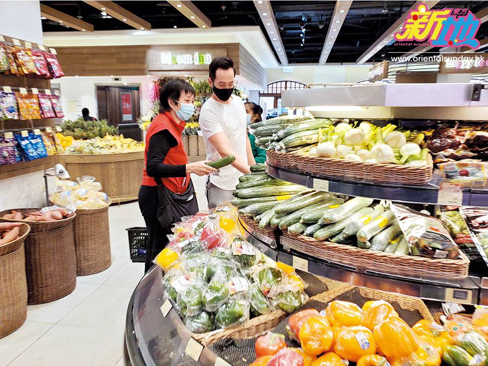  疫情期間，陳豪不時陪母親逛超市買餸，親力親為選購食材食得健康，更可以減低工人外出買餸染疫的風險。