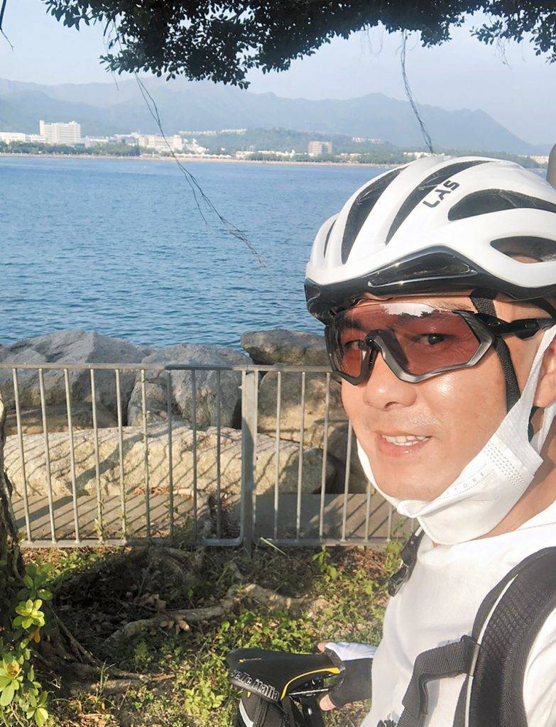 香港爆發疫情第四波，Dicky需要出外抖抖氣，近月他愛上踩單車，更在社交網表示歡迎大家上前合照。