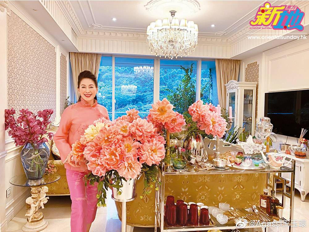  客廳一角，可見每個角落都擺滿貴價鮮花、銀器茶具極為講究。